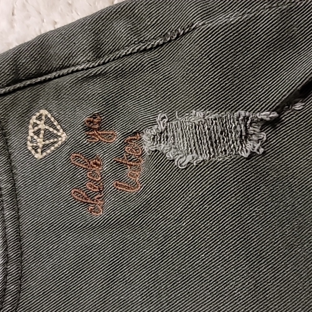 OLIVE DENIM EMBROIDERED MID RISE STRETCH SHORT BEE DETAIL - Picture 5 of 12